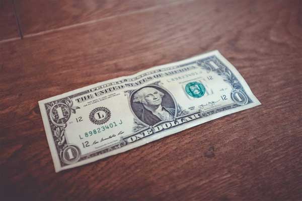 Cụ ông 65 tuổi xông vào ngân hàng chỉ để cướp 1 USD, ngồi đợi cảnh sát tới bắt rồi trình bày lý do kỳ quặc-1