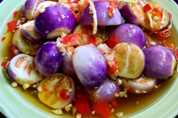 Nguy hại chết người tiềm ẩn sau món cà pháo muối xổi vạn người mê-1