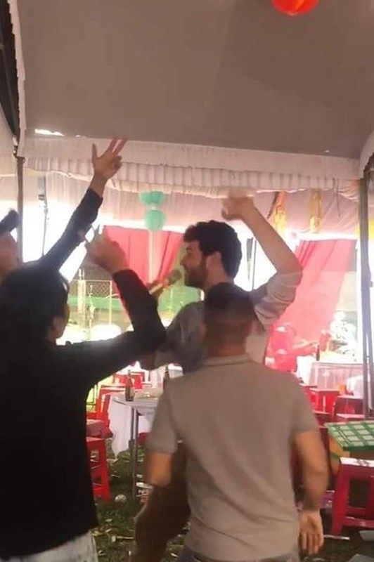 Đi ngang đám cưới quê, anh Tây vào quẩy ké hài hước-1