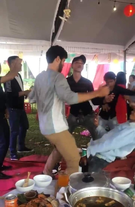 Đi ngang đám cưới quê, anh Tây vào quẩy ké hài hước-3