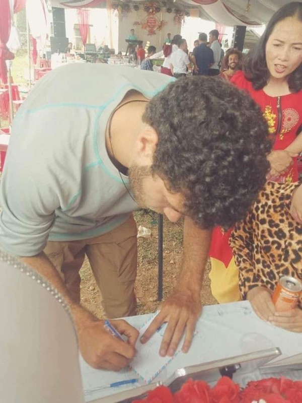 Đi ngang đám cưới quê, anh Tây vào quẩy ké hài hước-5