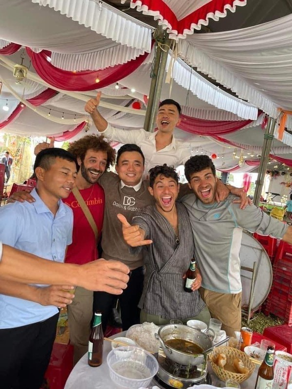 Đi ngang đám cưới quê, anh Tây vào quẩy ké hài hước-6