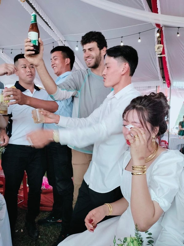 Đi ngang đám cưới quê, anh Tây vào quẩy ké hài hước-7
