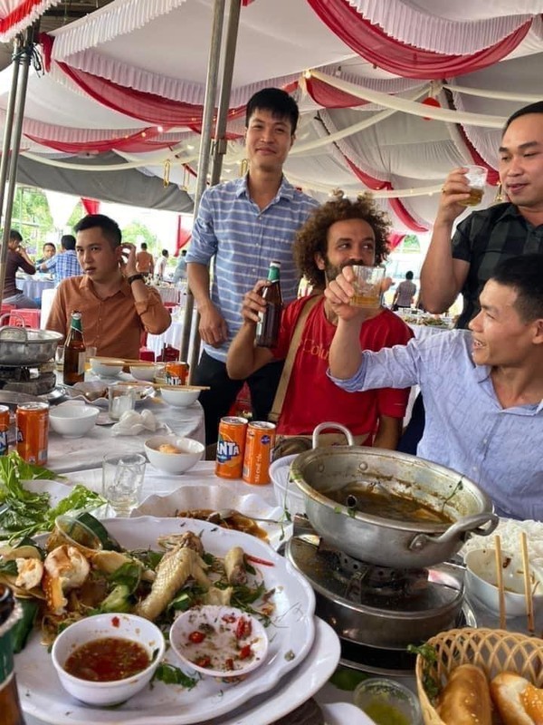 Đi ngang đám cưới quê, anh Tây vào quẩy ké hài hước-10