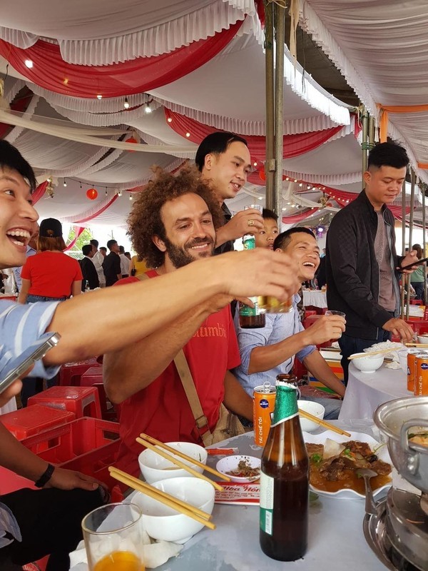 Đi ngang đám cưới quê, anh Tây vào quẩy ké hài hước-11