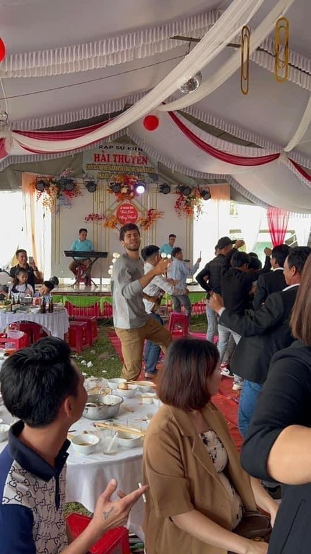 Đi ngang đám cưới quê, anh Tây vào quẩy ké hài hước-12