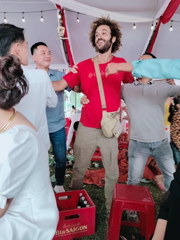 Đi ngang đám cưới quê, anh Tây vào quẩy ké hài hước-8