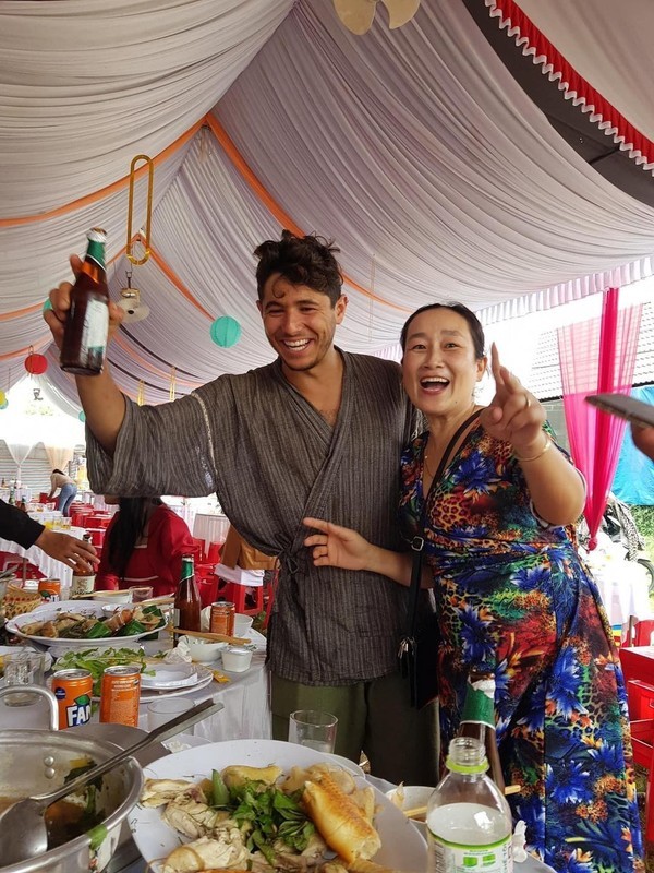 Đi ngang đám cưới quê, anh Tây vào quẩy ké hài hước-9