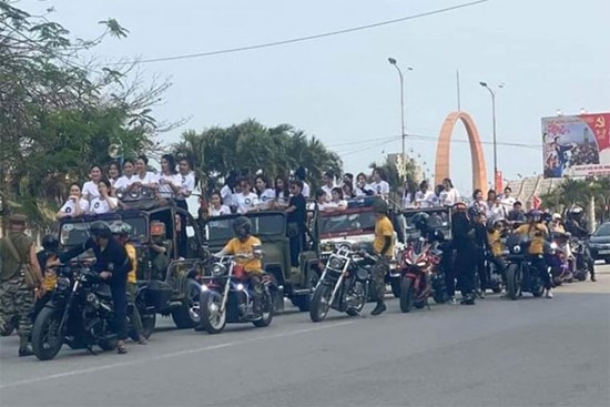 Chính quyền nói gì về vụ người đẹp ngồi xe Jeep cắm cờ nước ngoài, tài xế mặc rằn ri?