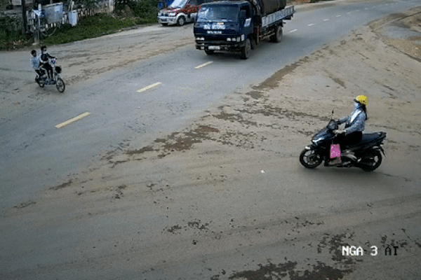Khoảnh khắc va chạm với xe tải khiến học sinh tử vong