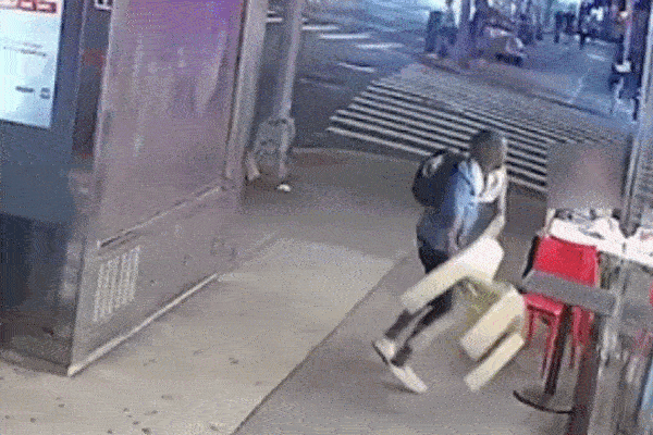 Clip: Đang ăn pizza, người đàn ông bị ném ghế cướp điện thoại giữa phố
