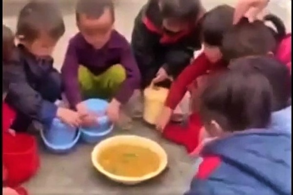 Clip học sinh ngồi giữa sân trường ăn trưa gây xôn xao: Công an mời Tiktoker lên làm việc-1