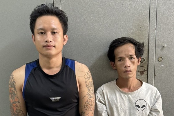 Người phụ nữ bị cướp kéo lê trên đường-1