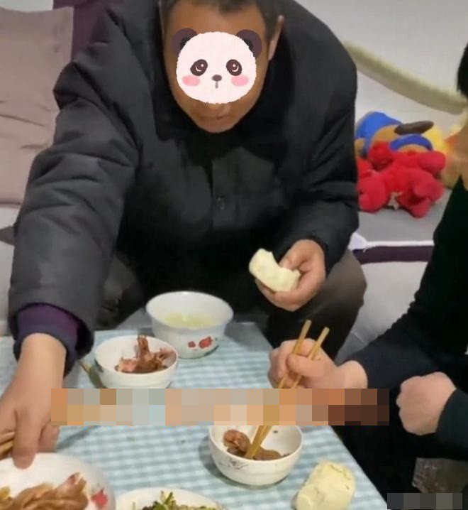 Mẹ chồng gắp thịt cho con trai, gắp rau cho con dâu, lời bà nói càng lạnh lòng hơn-2