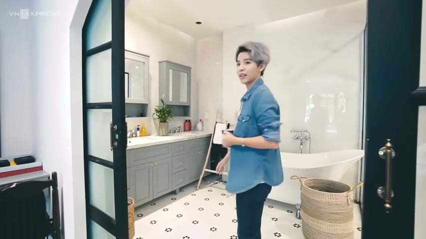 Tiết lộ căn hộ của nghệ sĩ từng bật khóc mong cha chấp nhận xu hướng tính dục của mình-12