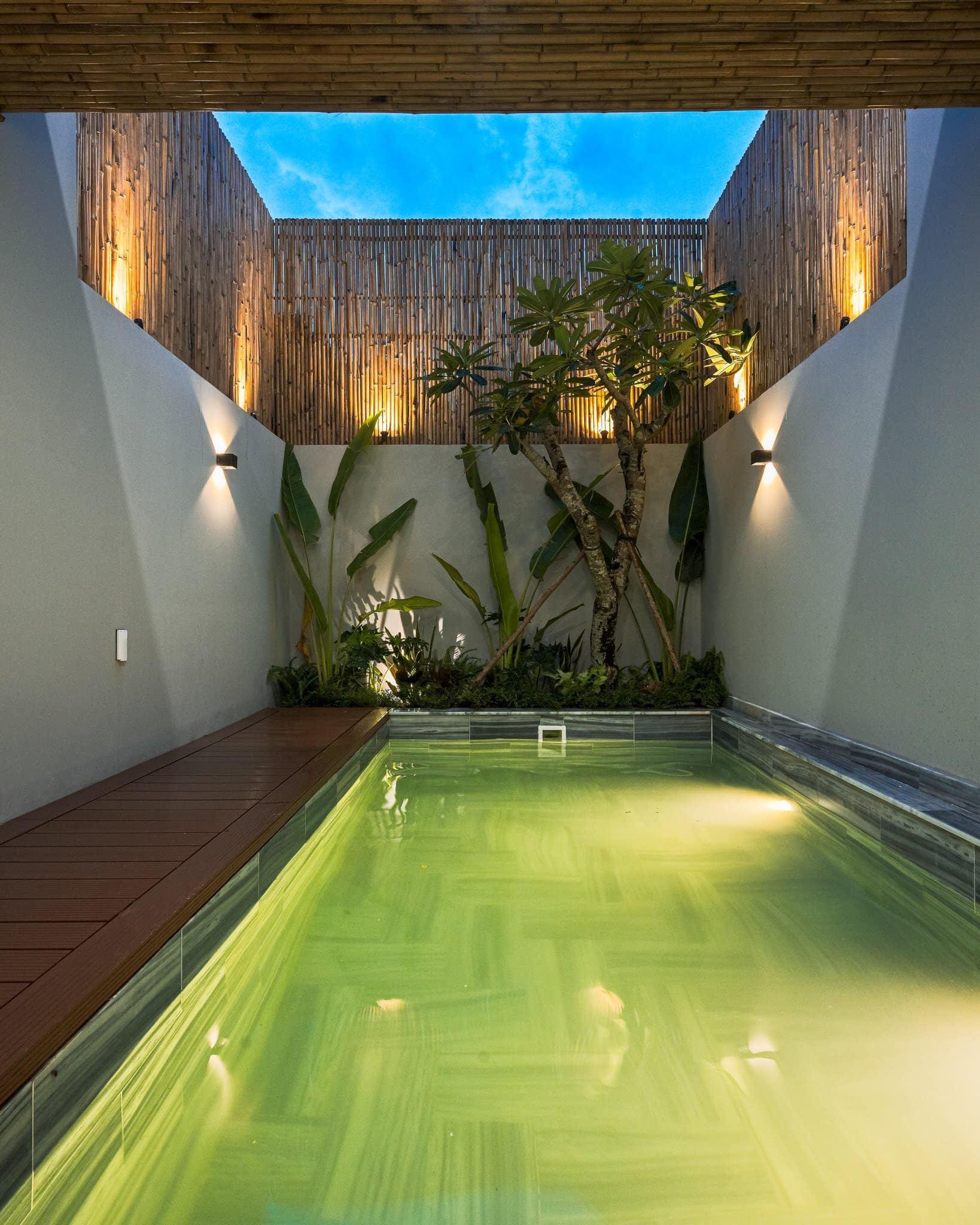 Ngôi nhà 4x20m tích hợp bể bơi mát lạnh, dùng tre làm tường bao ấn tượng-2