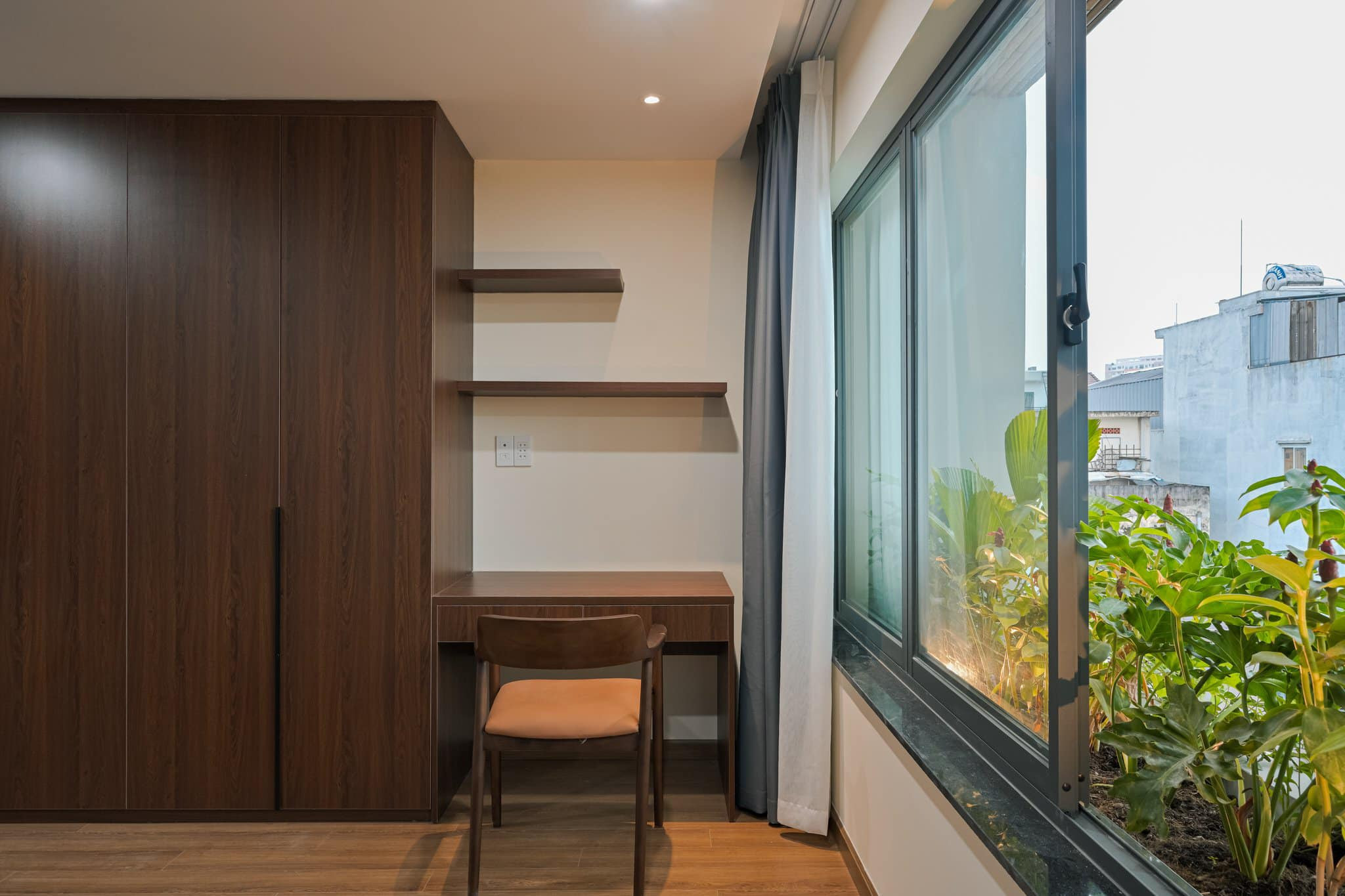 Ngôi nhà 4x20m tích hợp bể bơi mát lạnh, dùng tre làm tường bao ấn tượng-13