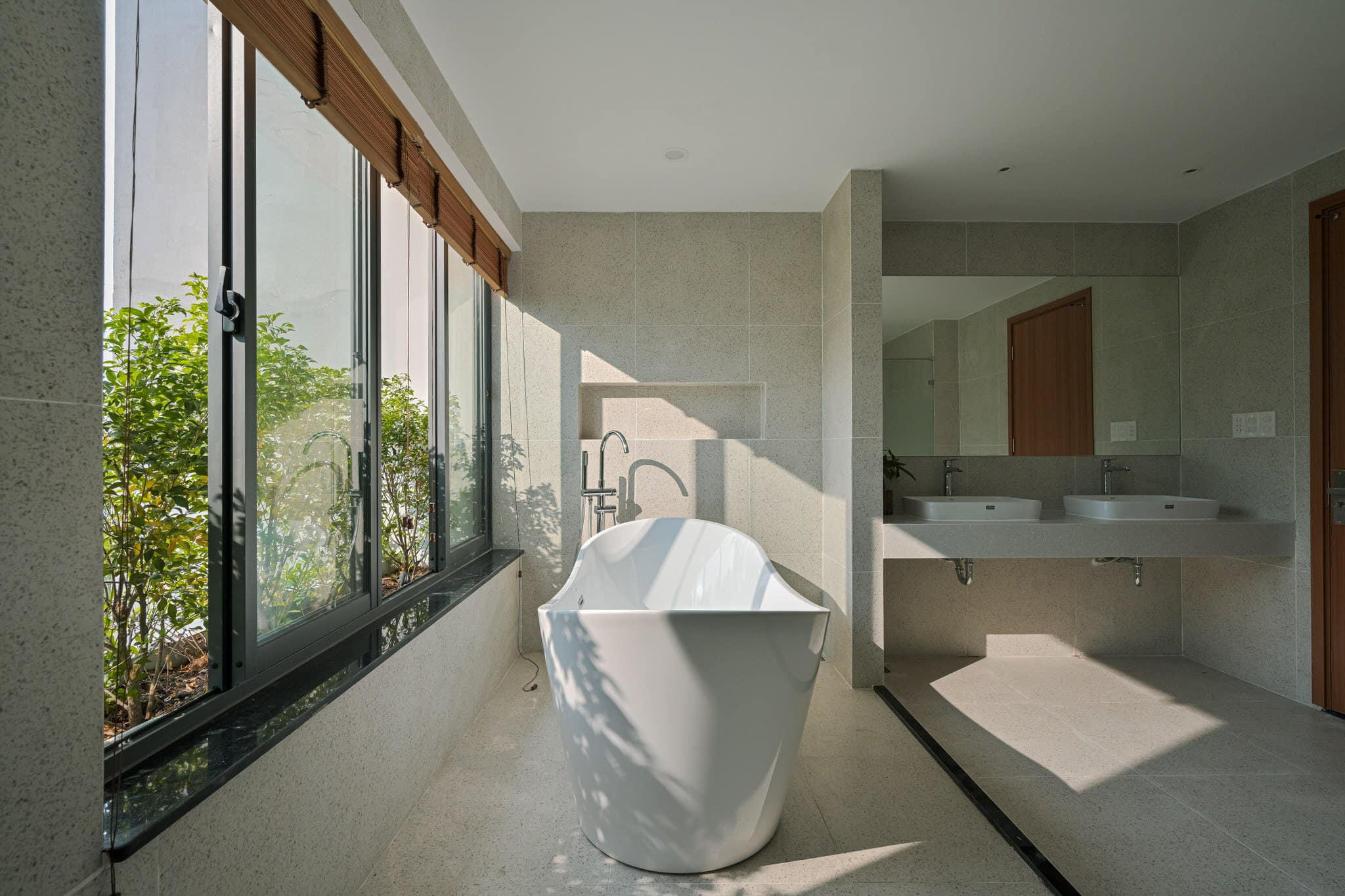 Ngôi nhà 4x20m tích hợp bể bơi mát lạnh, dùng tre làm tường bao ấn tượng-17