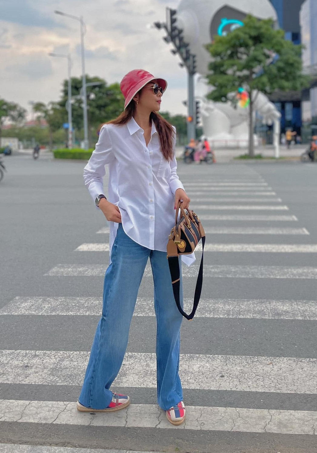 Mỹ nhân Việt chăm diện 5 món thời trang để hack tuổi-8