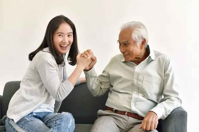 Khó xử khi bố chồng cầm tay, nói tôi giống mẹ chồng đã mất-1