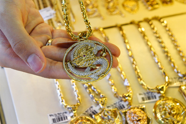 Giá vàng hôm nay 16/3: Vàng tăng vọt khi cuộc khủng hoảng ngân hàng lan rộng-2