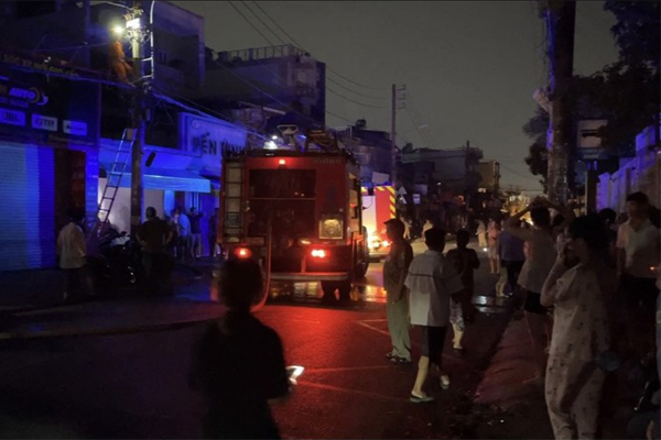 Cứu cụ bà 100 tuổi bị mắc kẹt trong đám cháy ở Gò Vấp-1