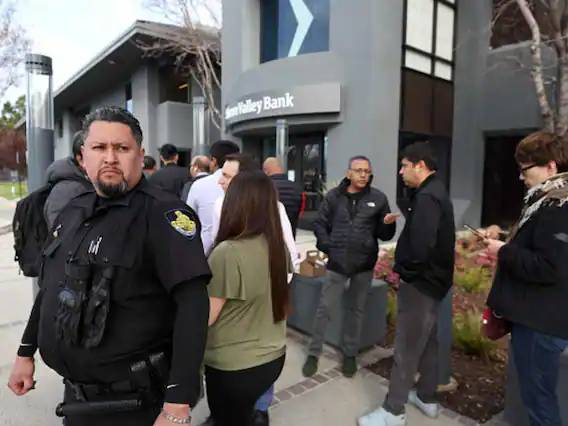 Hàng dài người gửi chờ rút tiền ở SVB-2