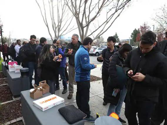 Hàng dài người gửi chờ rút tiền ở SVB-8