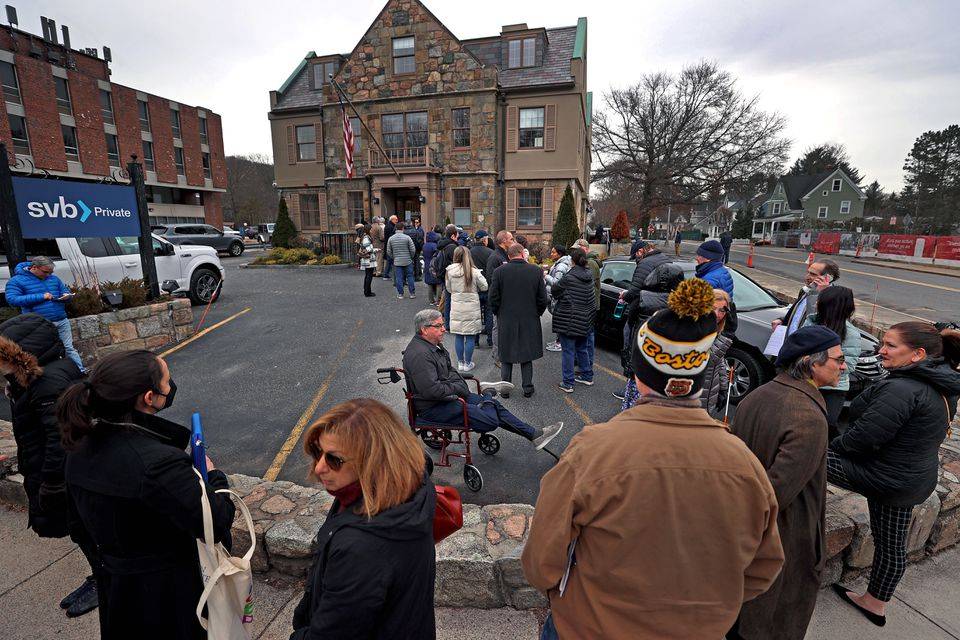 Hàng dài người gửi chờ rút tiền ở SVB-10