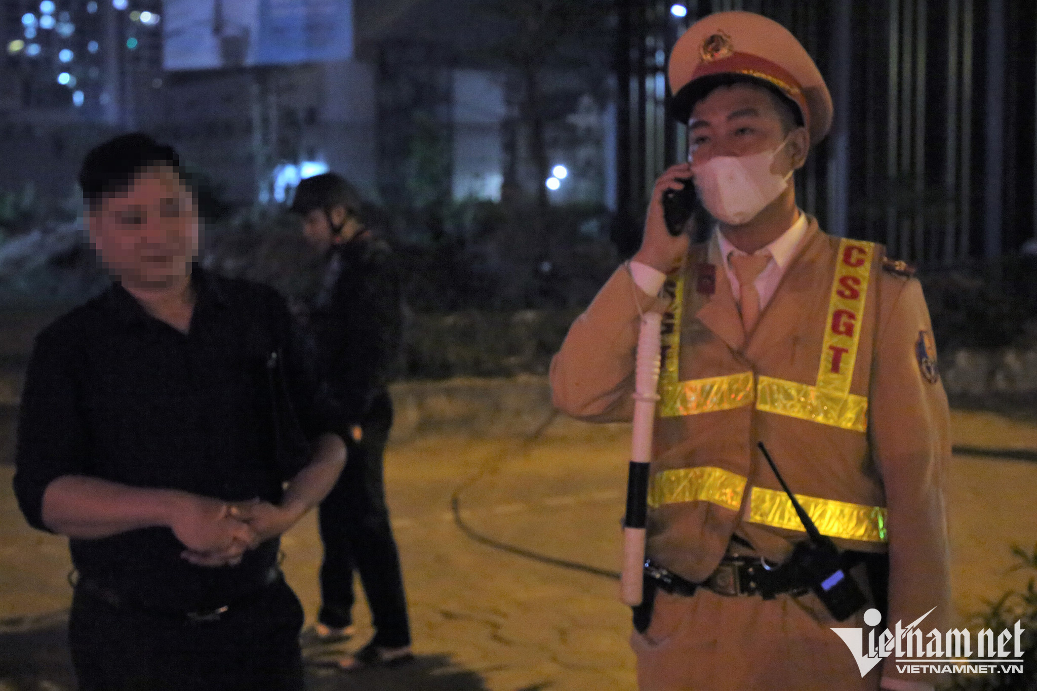 Cảnh sát hóa trang xử lý nồng độ cồn gần quán bia, nhà hàng-5