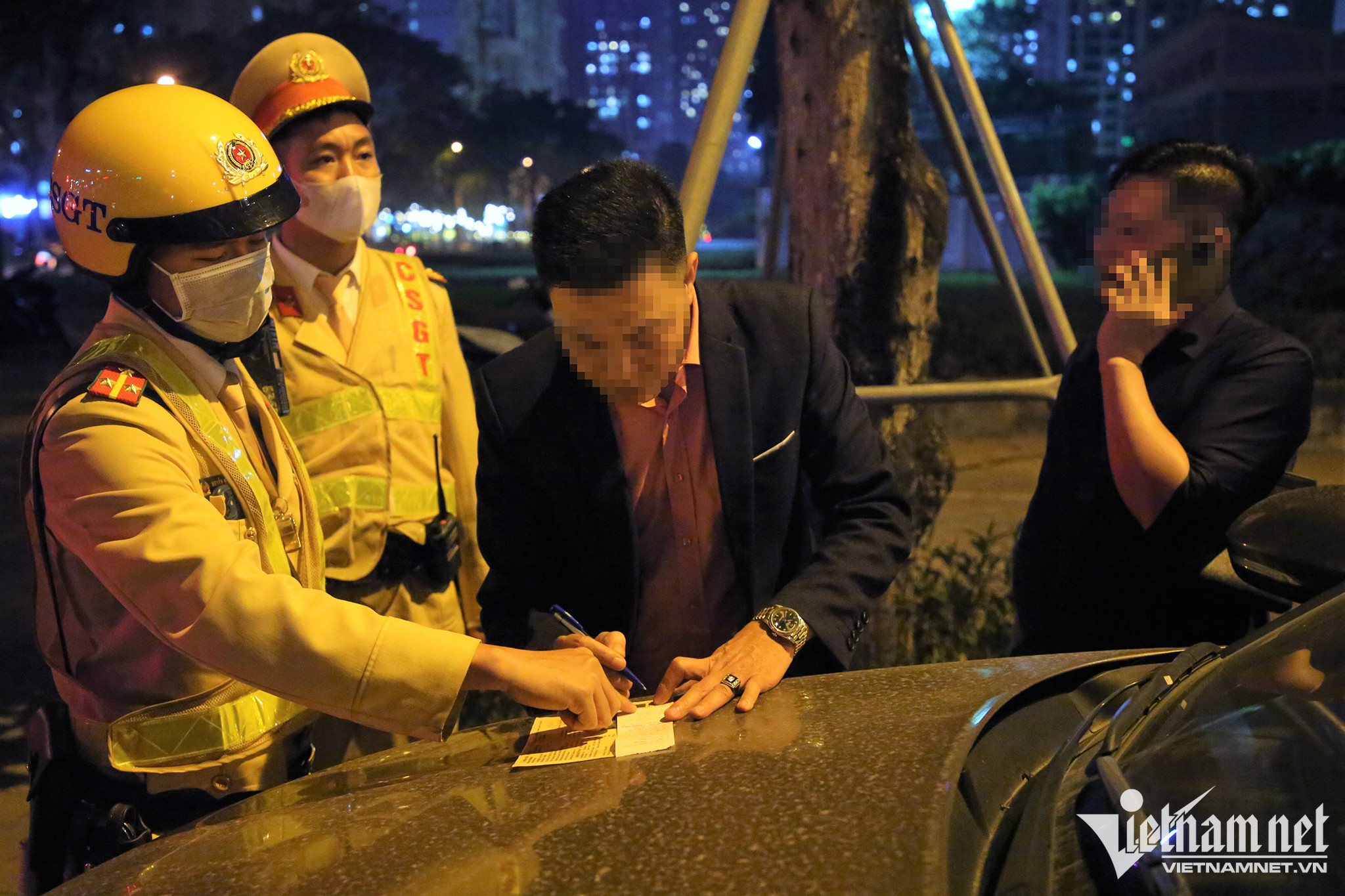 Cảnh sát hóa trang xử lý nồng độ cồn gần quán bia, nhà hàng-6