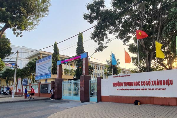 Tạm giữ giáo viên có liên quan vụ nhắn tin gạ tình” nữ sinh lớp 8-2