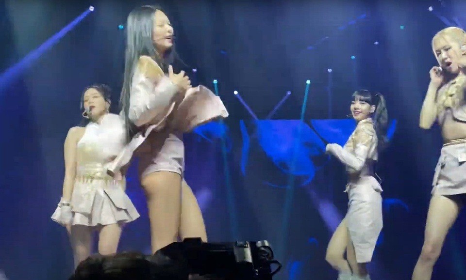 BLACKPINK nhiều lần hớ hênh vì trang phục diễn kiệm vải-9
