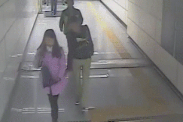 Clip: Cô gái bị nam thanh niên móc trộm điện thoại nhanh như chớp