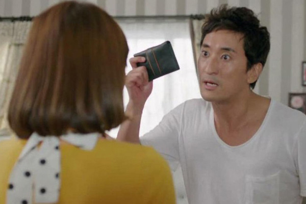 Một ngày 7 lần shipper đến giao hàng, tôi dằn mặt thói mua sắm của vợ thì sững sờ với thứ bên trong-1