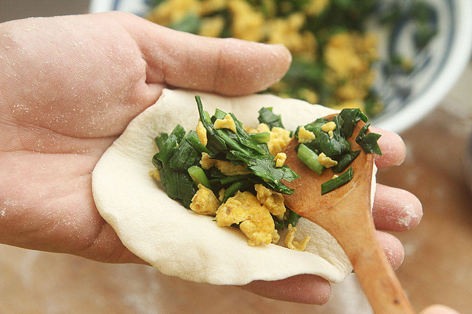 Loại rau gia vị cực tốt vào mùa xuân, kết hợp với trứng làm món bánh ăn vừa ngon lại giàu dinh dưỡng-4