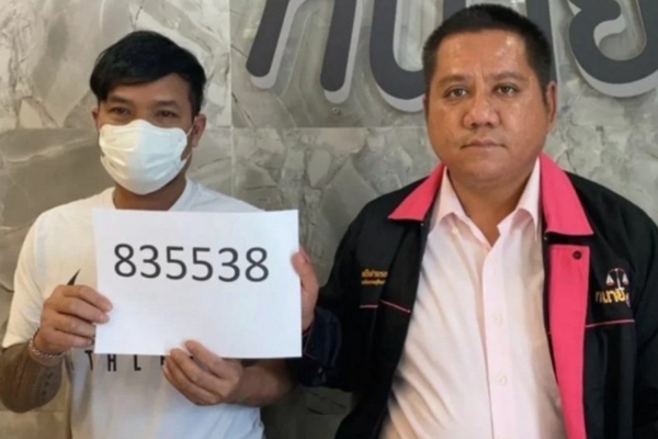 Biết bố trúng giải độc đắc trị giá 7,9 triệu bảng, cô gái khóc ngất vì điều này-2