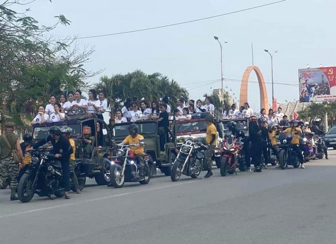 Vụ dàn người đẹp ngồi xe Jeep cắm cờ nước ngoài, tài xế mặc rằn ri: Tạm giữ 6 chiếc xe-2