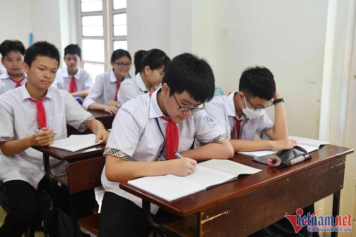 Tỷ lệ vào lớp 10 công lập Hà Nội thấp: Nghịch lý thiếu trường học, quá nhiều chung cư-1