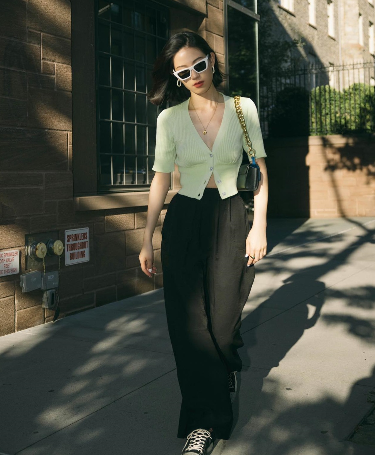 5 item màu đen nên có trong tủ đồ để mặc đẹp hơn-5