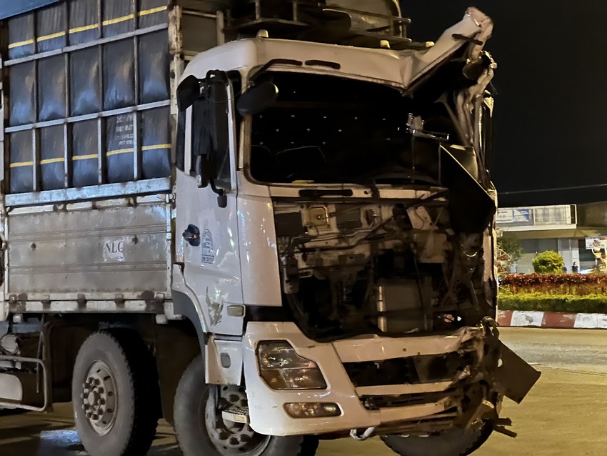 13 người bị thương sau cú va chạm giữa xe khách và xe tải-3