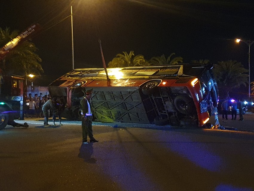 13 người bị thương sau cú va chạm giữa xe khách và xe tải-4
