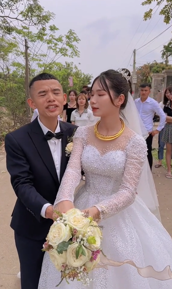 Né tránh để hoa cưới rơi xuống đất, hội bạn bị netizen chỉ trích-1