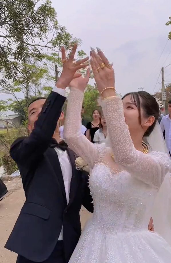 Né tránh để hoa cưới rơi xuống đất, hội bạn bị netizen chỉ trích-2