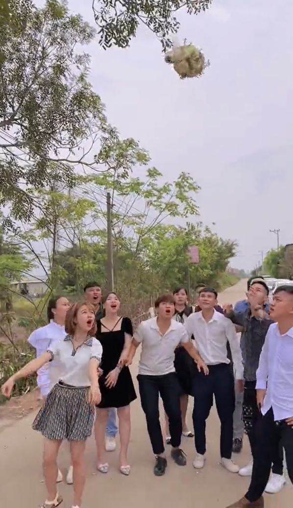Né tránh để hoa cưới rơi xuống đất, hội bạn bị netizen chỉ trích-3
