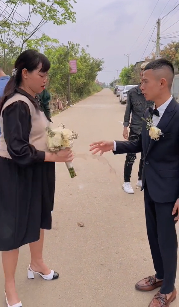 Né tránh để hoa cưới rơi xuống đất, hội bạn bị netizen chỉ trích-6