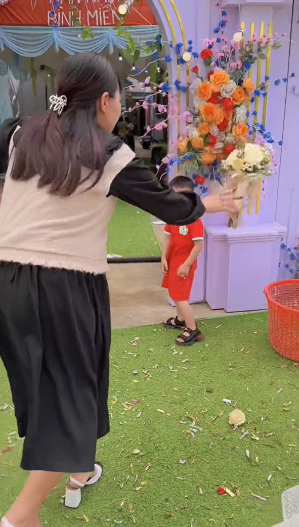 Né tránh để hoa cưới rơi xuống đất, hội bạn bị netizen chỉ trích-7