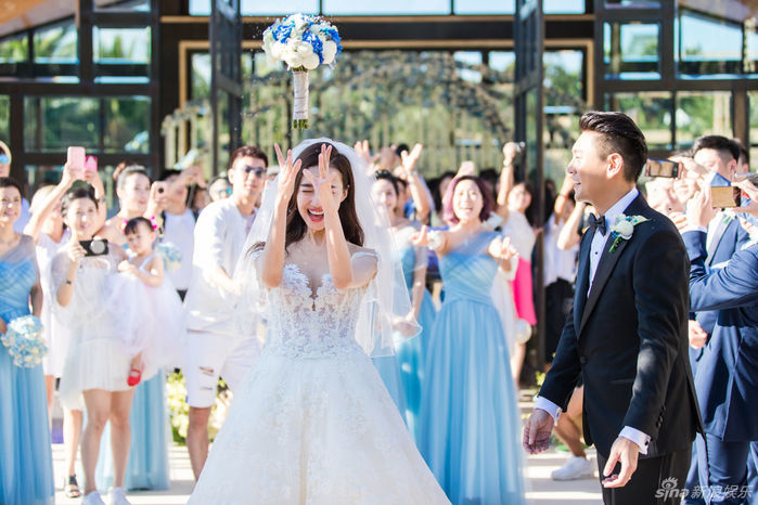 Né tránh để hoa cưới rơi xuống đất, hội bạn bị netizen chỉ trích-11