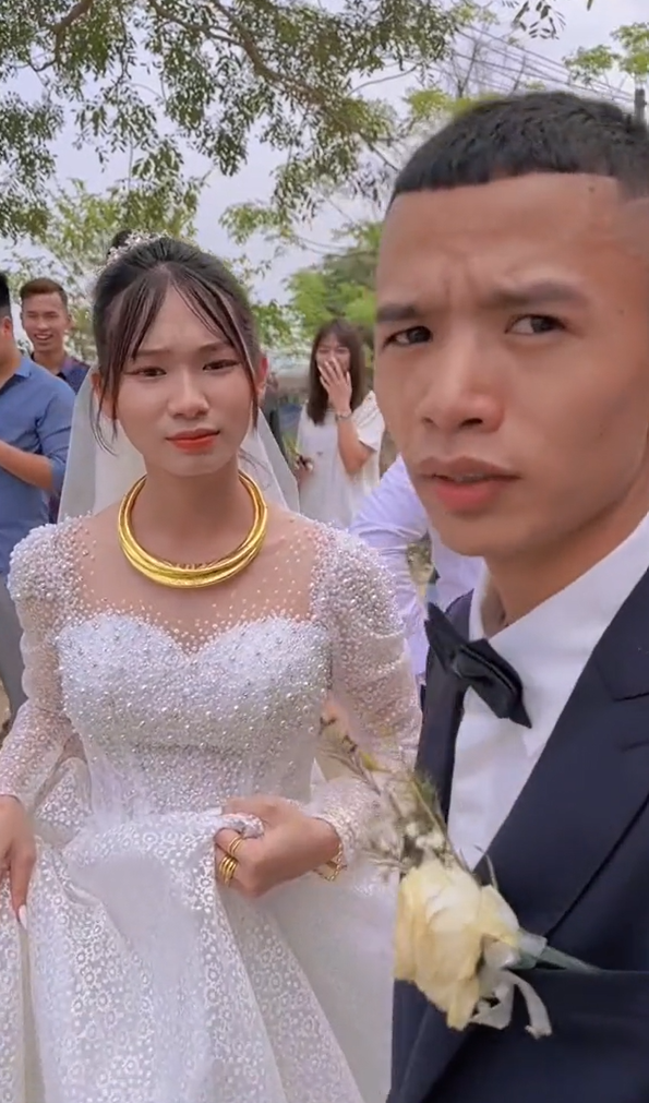 Né tránh để hoa cưới rơi xuống đất, hội bạn bị netizen chỉ trích-10