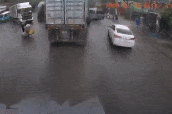 Điều tra vụ một người đi đường tử vong, nghi bị ném gạch-3